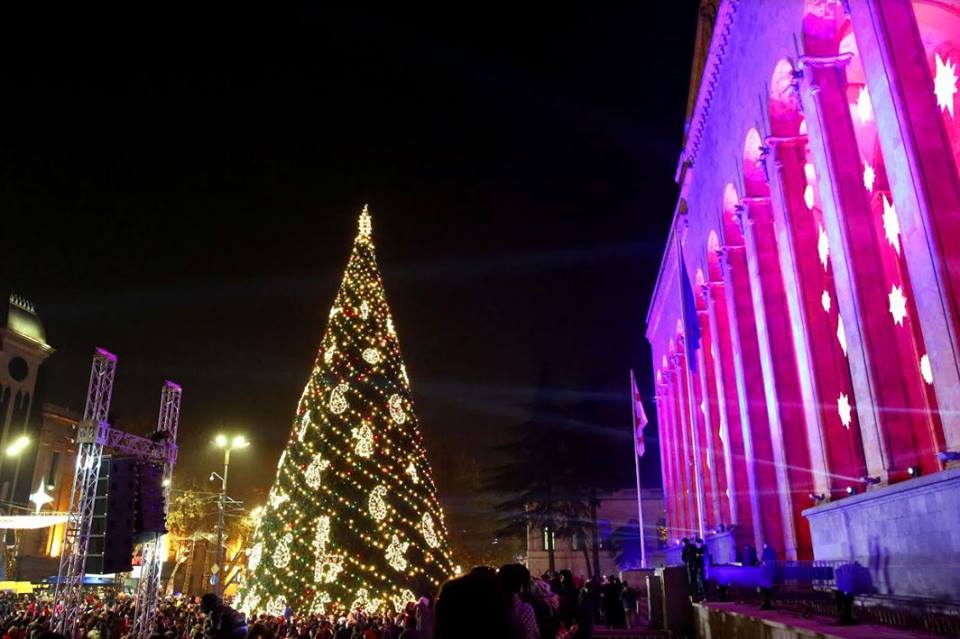 Georgia’s main Christmas tree has been festively lit up in Tbilisi geotv.ge